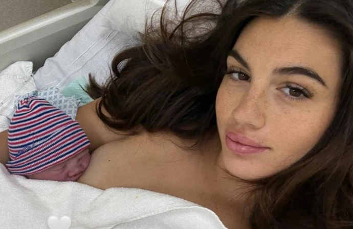 Sophia Peschisolido and baby George / © Instagram