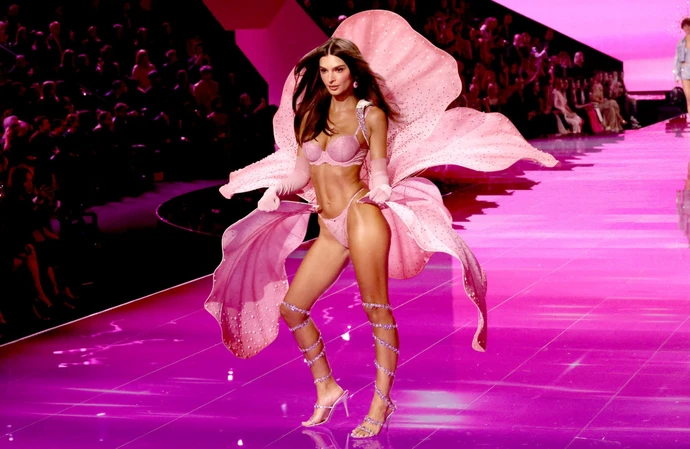 Emily Ratajkowski makes her Victoria's Secret Debut
