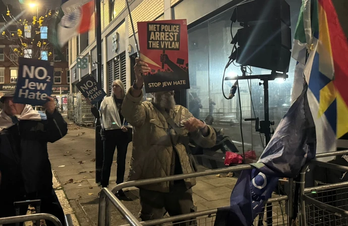 A Stop The Hate protestor sends a message to the Met Police and Bob Vylan / Credit: Famous Pictures