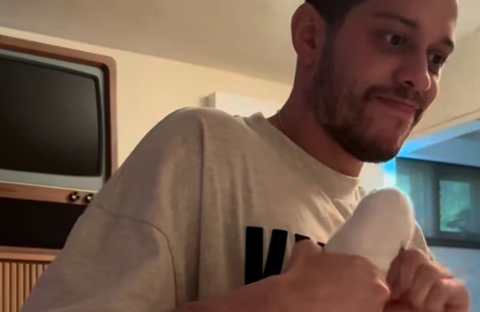 Pete Davidson cracking Elsie Hewitt's toes / © Instagram