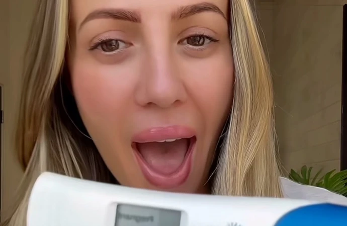 Holly Hagan showing off her 'positive' pregnancy test / © Instagram