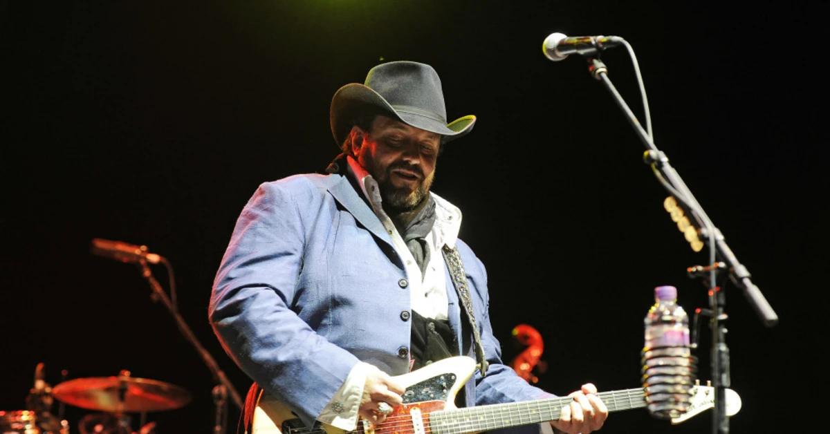Grammy-winning frontman of The Mavericks, Raul Malo, dies after cancer battle