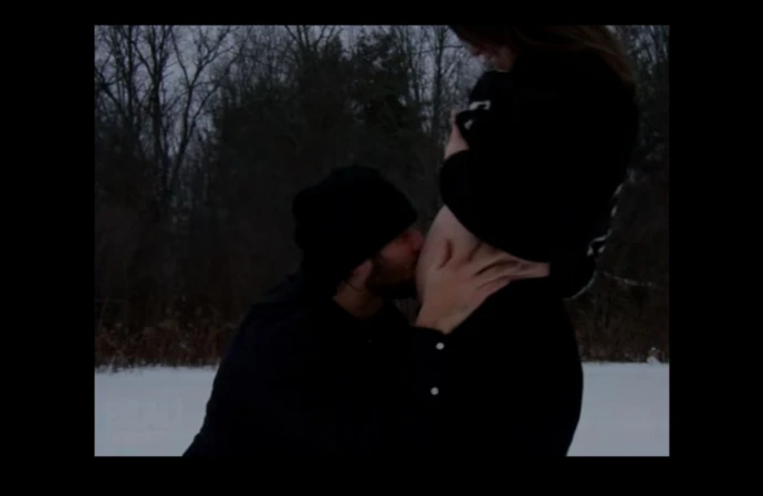 Josh Allen kissing wife Hailee Steinfeld's bump / © Instagram