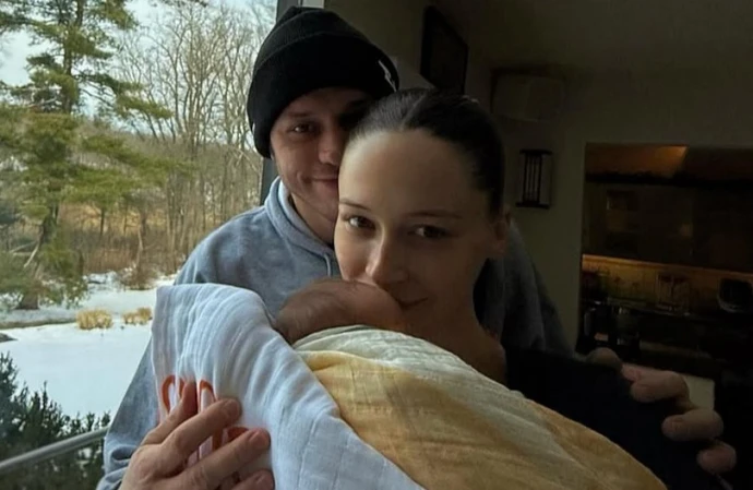 Pete Davidson  and Elsie Hewitt with their newborn child / © Instagram