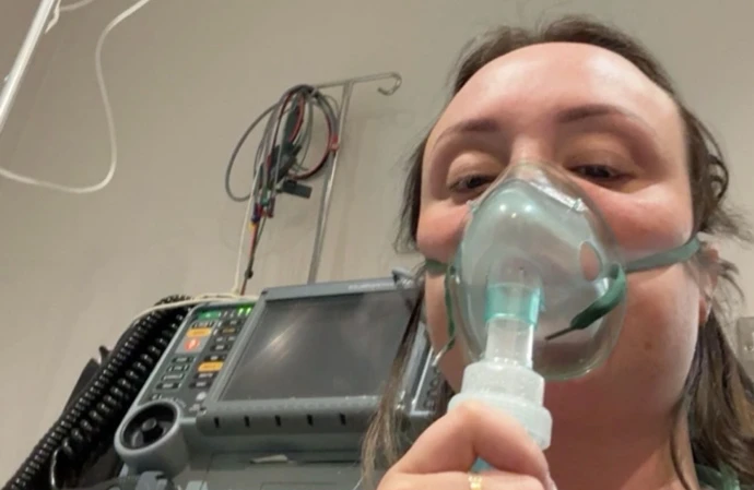 Charlotte Crosby in a hospital bed wearing an oxygen mask / © Instagram