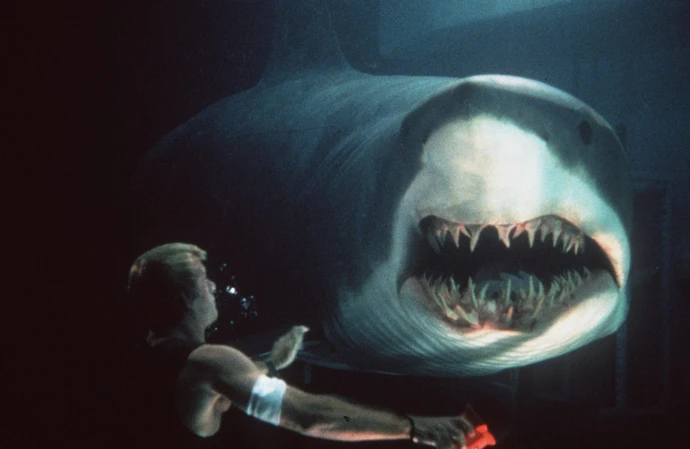 Deep Blue Sea (1999)