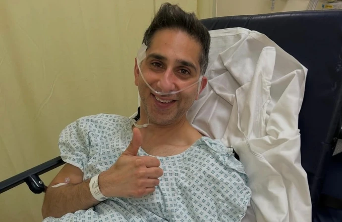 Raza Siddiqui laying in a hospital bed / © Instagram