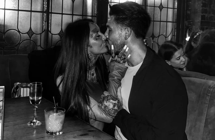 Adam Maxted kissing mystery woman / © Instagram