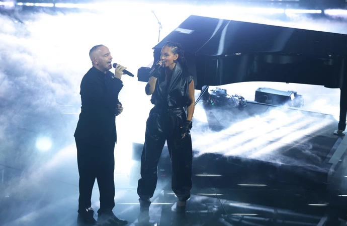 Eros Ramazzotti and Alicia Keys performing L’aurora