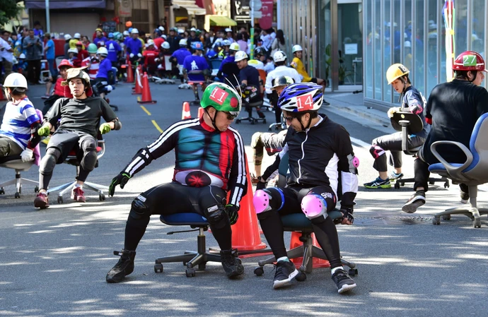 BANG Satire: Japanese workers make a hasty escape from their nasty office and boss