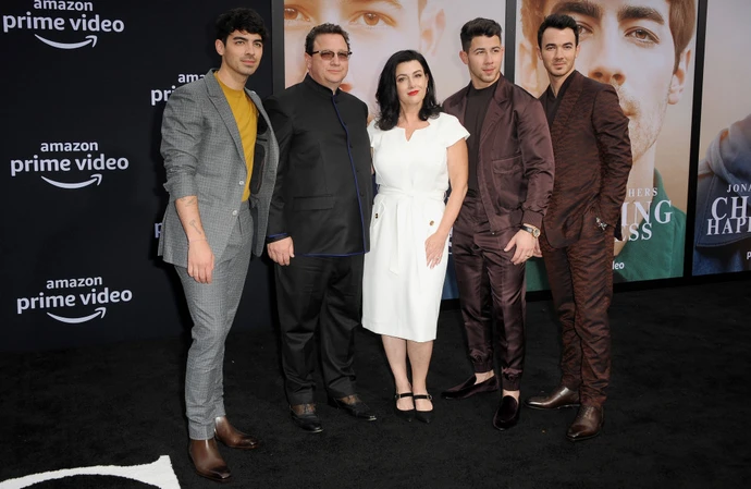 (L-R) Joe Jonas, Paul Kevin Jonas, Denise Jonas, Nick Jonas and Kevin Jonas