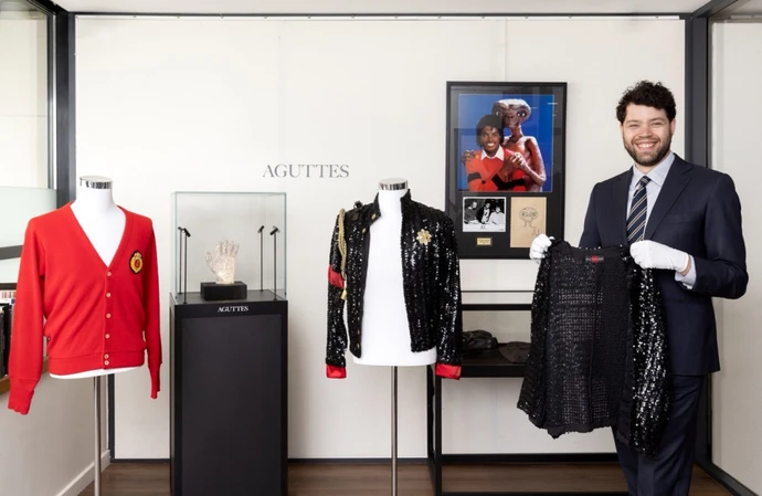 Arthur Perault and Michael Jackson items © Aguttes