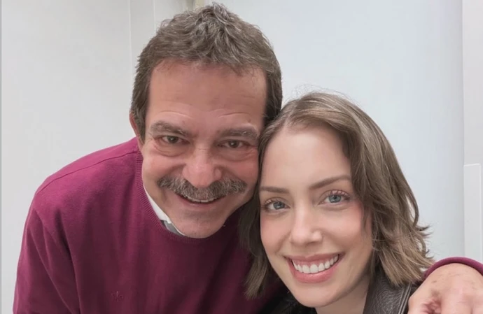 Fabiana Justus posa ao lado de médico ao celebrar fim de tratamento