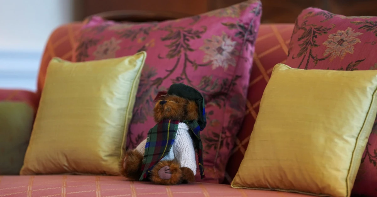 Mengenal Haddington Bear, Boneka Beruang Kesayangan Ratu Elizabeth II di Istana Skotlandia