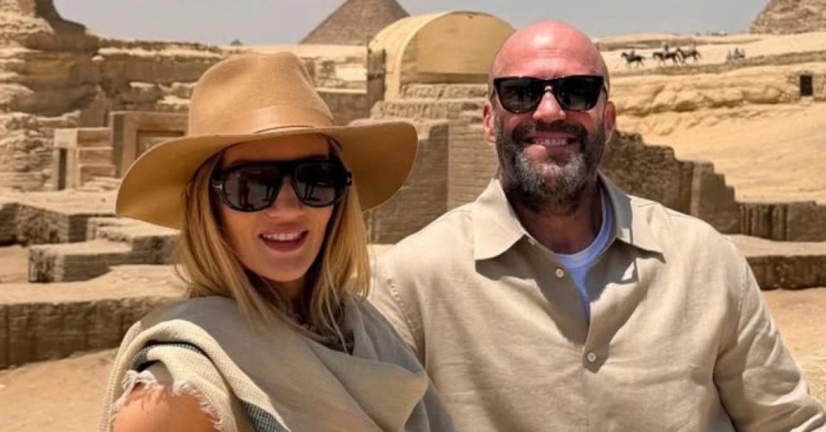 Rosie Huntington-Whiteley Wujudkan Mimpi Liburan ke Piramida Giza Bersama Jason Statham