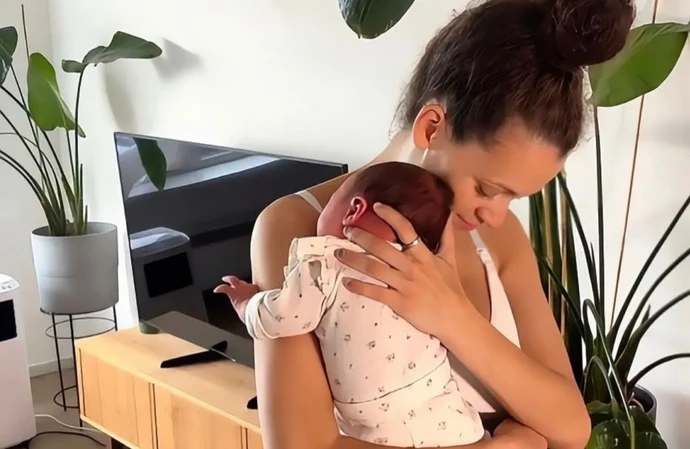 Roxy Wilson cuddling her baby / © Instagram