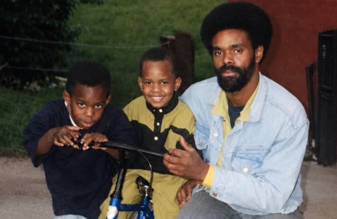 Micah Richards' dad Lincoln has died / © Instagram