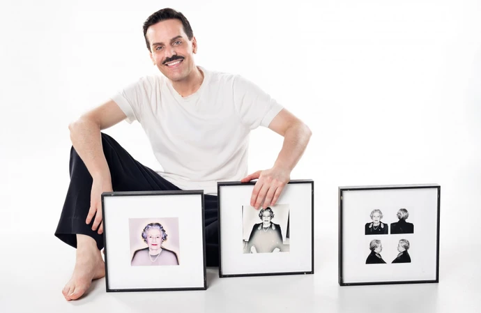 Gustavo Egusquiza with Chris
Levine's Queen Elizabeth portraits
