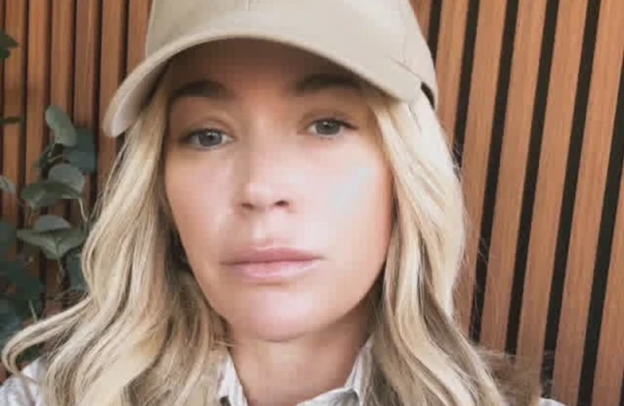 Teddi Mellencamp wearing a long blonde wig / © Instagram
