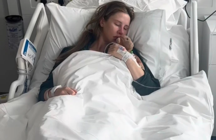 Georgia Attwood lying in a hospital bed / © Instagram