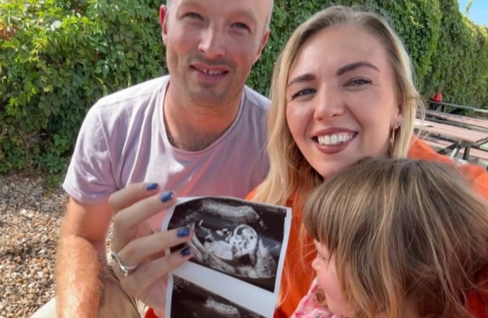 Maddy Smedley, her partner Tom Greenwood, and their daughter Shelby / © Instagram