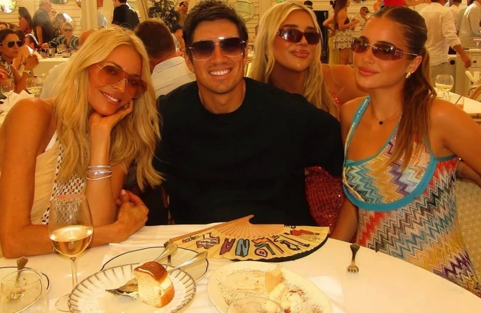 Tess Daly and Vernon Kay with their daughters Phoebe and Amber / © Instagram