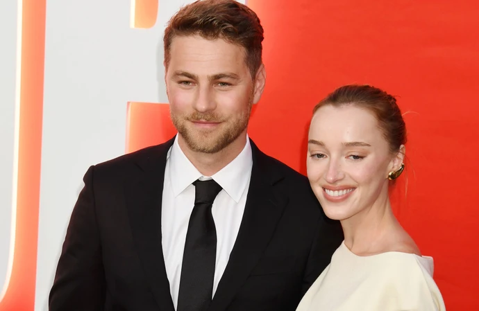 Couple Cameron Fuller and Phoebe Dynevor
