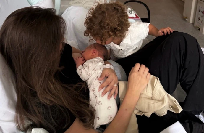 Lucy Watson and her son Willoughby bonding with the newest member of their family / © Instagram
