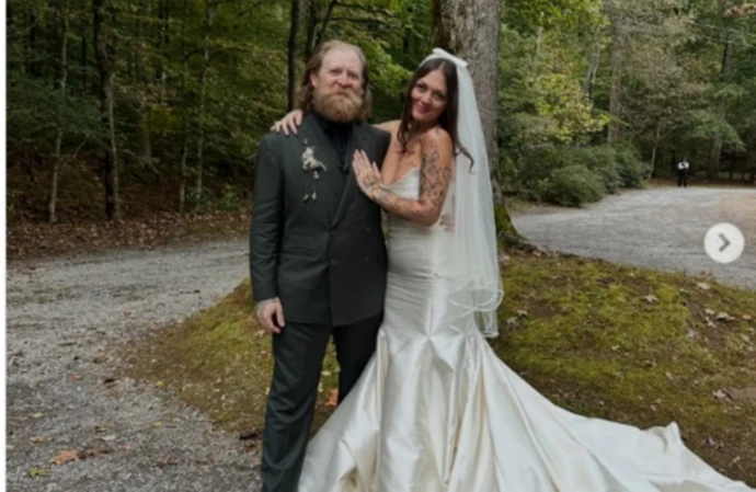 Dan Tooker and Elle King have got married (c) Instagram