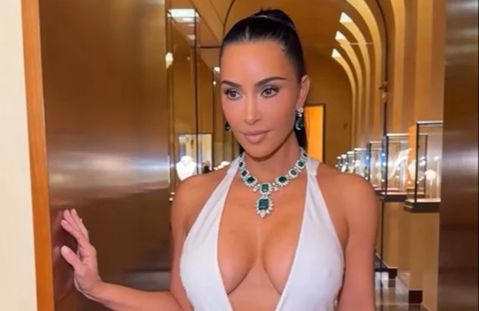 Kim Kardashian wore Elizabeth Taylor's necklace for a photoshoot