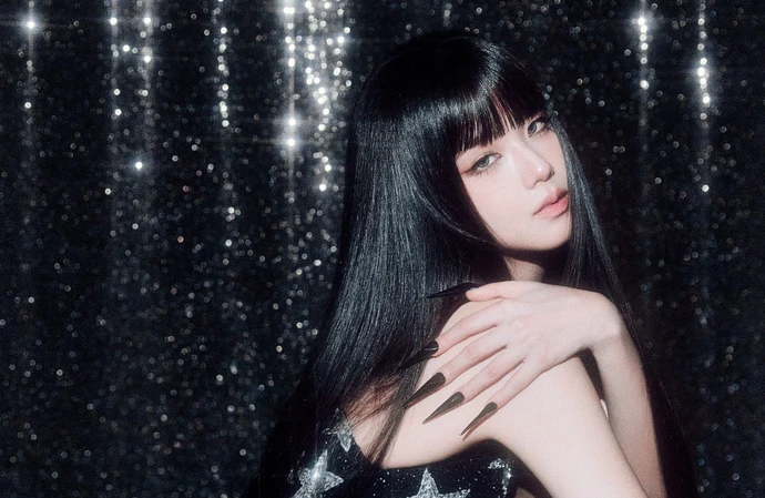 JISOO lança “ADDICTED”, novo single com videoclipe, explorando intensidade e romantismo.